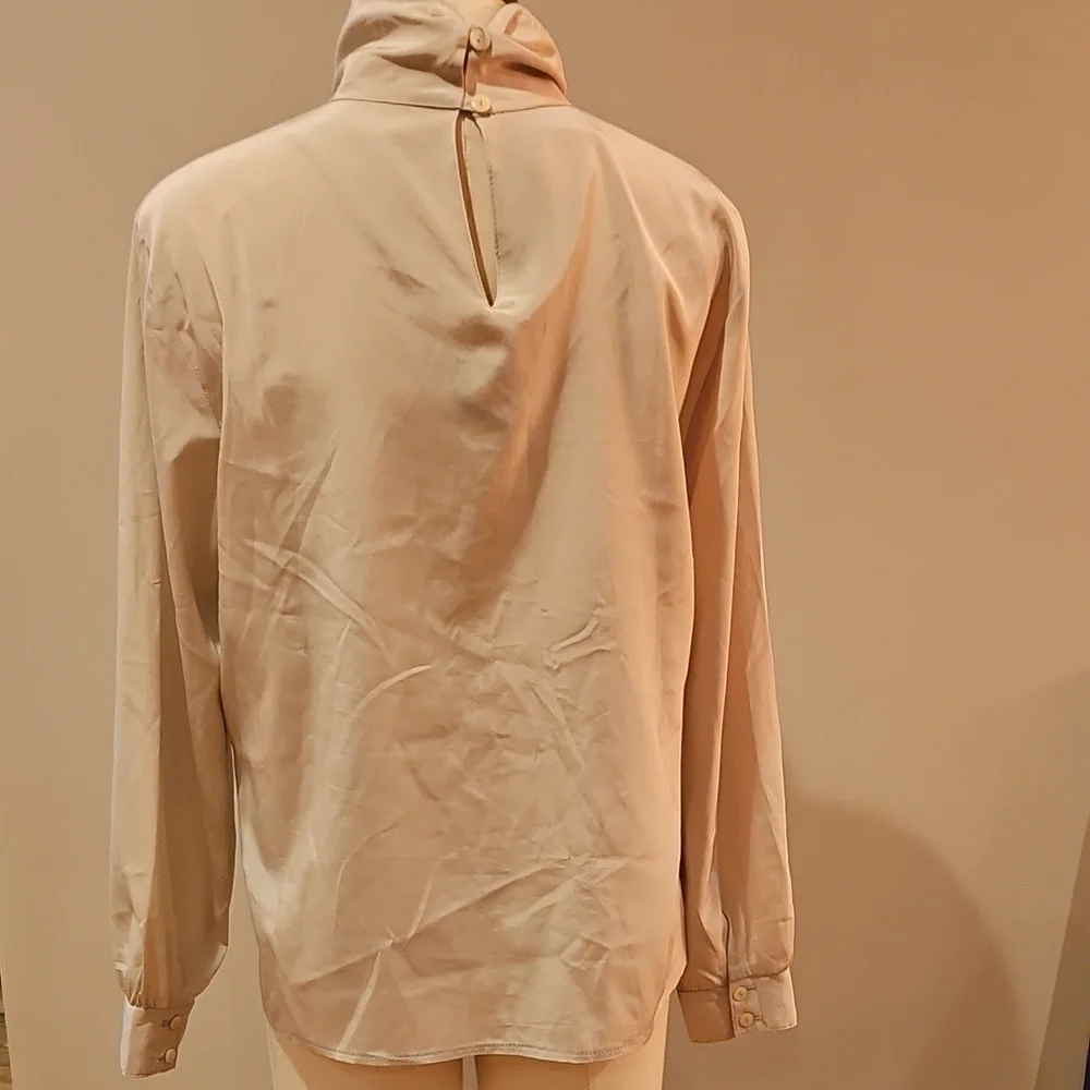Chic Cream Blouse with Embroidered Detail - Picture 3 of 5